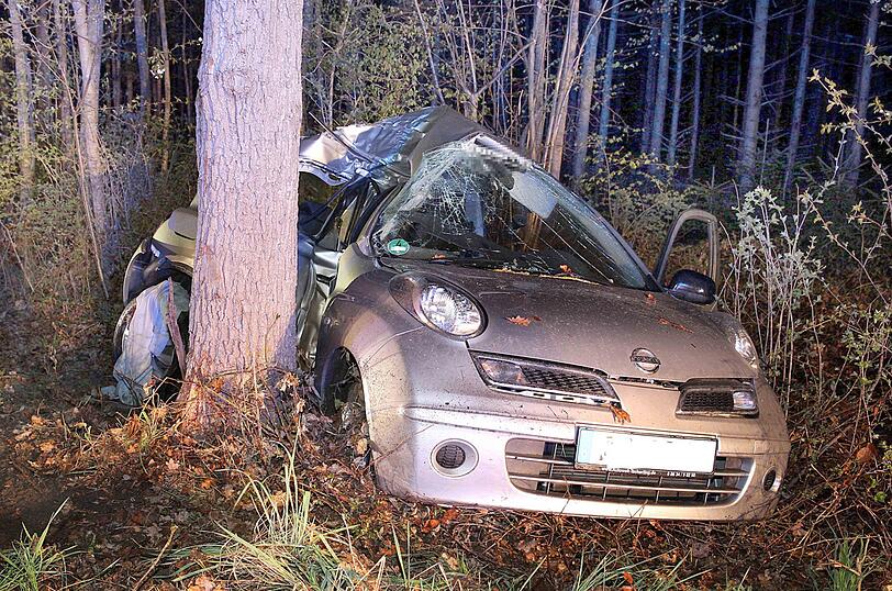 Am Montagabend verlor ein Fahranfänger im Landkreis Traunstein die Kontrolle über sein Auto und wurde gegen einen Baum geschleudert.