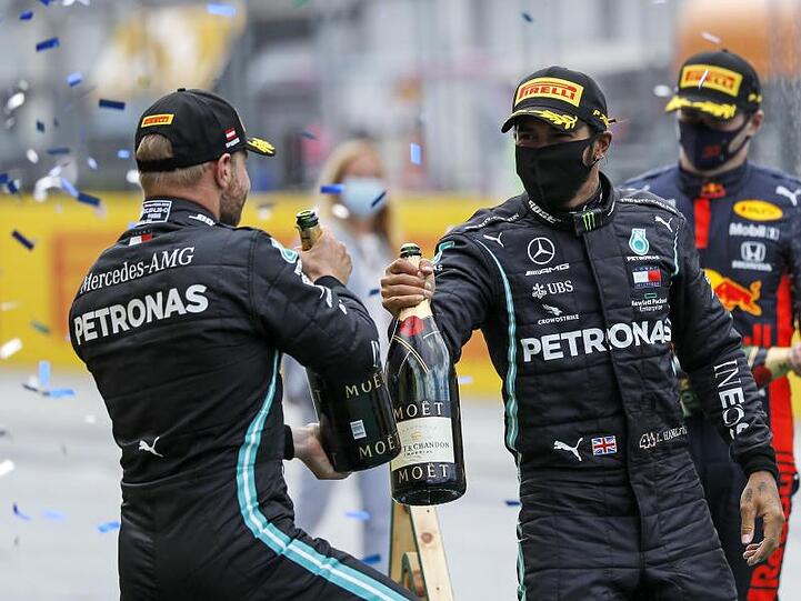 Auch in Budapest in der Favoritenrolle: Lewis Hamilton (r) und Mercedes-Teamkollege Valtteri Bottas.