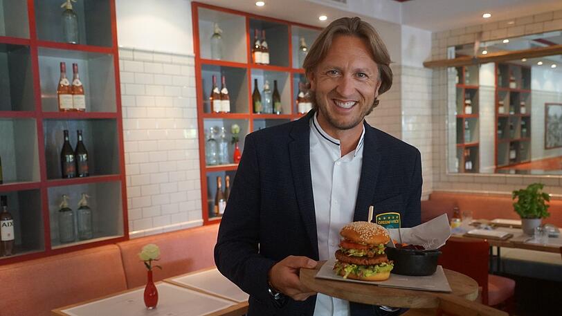 Unternehmer Thomas Isermann und sein veganer Burger.