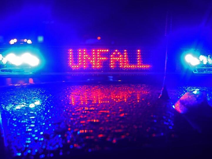 Polizei Blaulicht bei Unfallaufnahme. Foto: Stefan Puchner/dpa/Archivbild