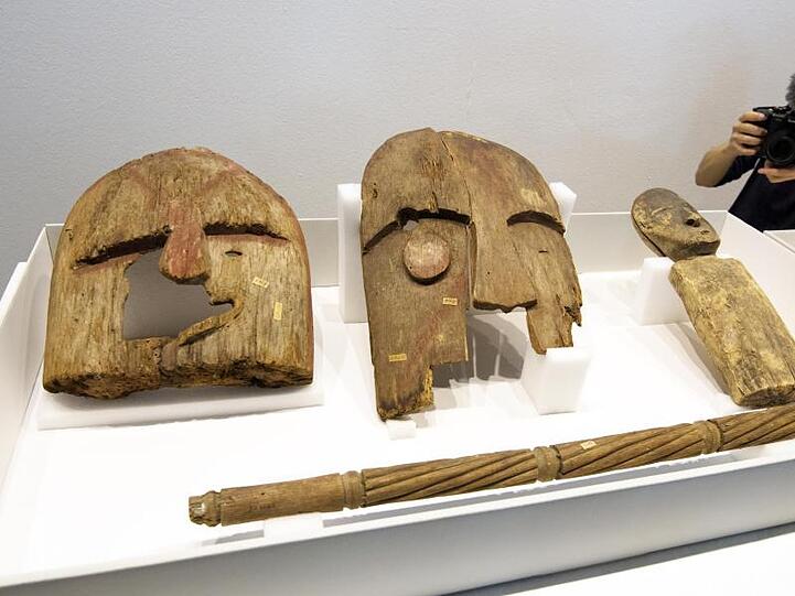 Historische hölzerne Objekte aus dem Ethnologischen Museum Berlin: Noch gibt es keine Anzeichen auf eine einheitliche Haltung für den Umgang mit Objekten aus der deutschen Kolonialgeschichte.