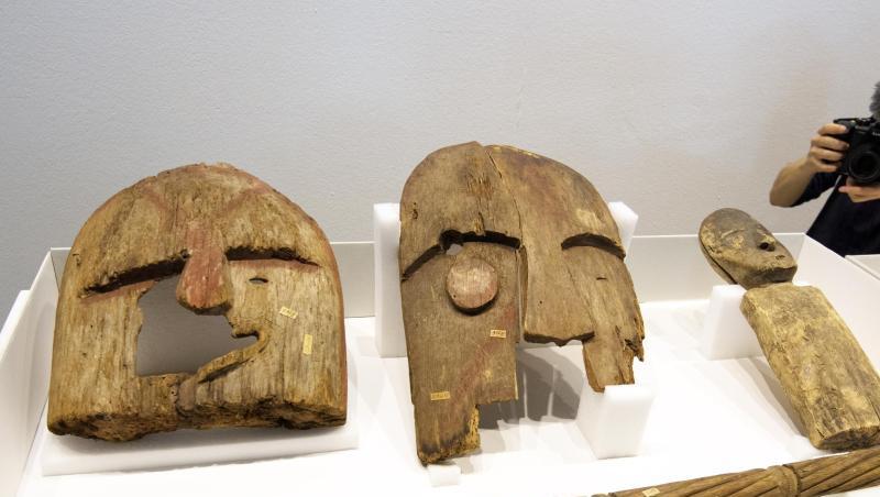 Historische hölzerne Objekte aus dem Ethnologischen Museum Berlin: Noch gibt es keine Anzeichen auf eine einheitliche Haltung für den Umgang mit Objekten aus der deutschen Kolonialgeschichte. Historische hölzerne Objekte aus dem Ethnologischen Museum Berlin: Noch gibt es keine Anzeichen auf eine einheitliche Haltung für den Umgang mit Objekten aus der deutschen Kolonialgeschichte.