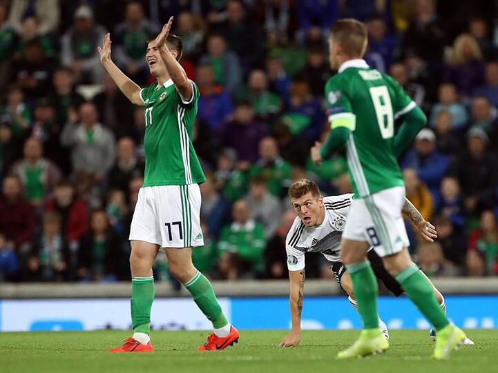 Nach seinem Foul an Toni Kroos (M) gibt sich der Nordire Paddy McNair (l) unschuldig.