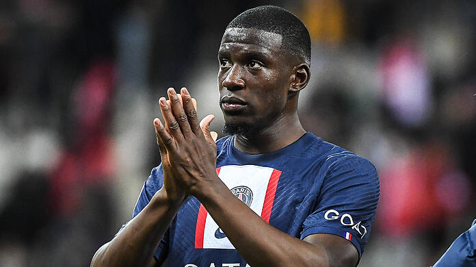 Seit Sommer 2022 spielt Nordi Mukiele bei Paris Saint-Germain. Ist er bald im Bayern-Trikot zu sehen?