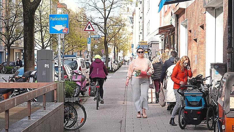 Blick vom Bahnhofsviertel in Richtung Josephsplatz: An vielen Stellen wird's noch enger auf dem eh schon schmalen Rad- und Fußgängerweg. Kinderwagen und Räder müssen auch irgendwo parken. Blick vom Bahnhofsviertel in Richtung Josephsplatz: An vielen Stellen wird's noch enger auf dem eh schon schmalen Rad- und Fußgängerweg. Kinderwagen und Räder müssen auch irgendwo parken.