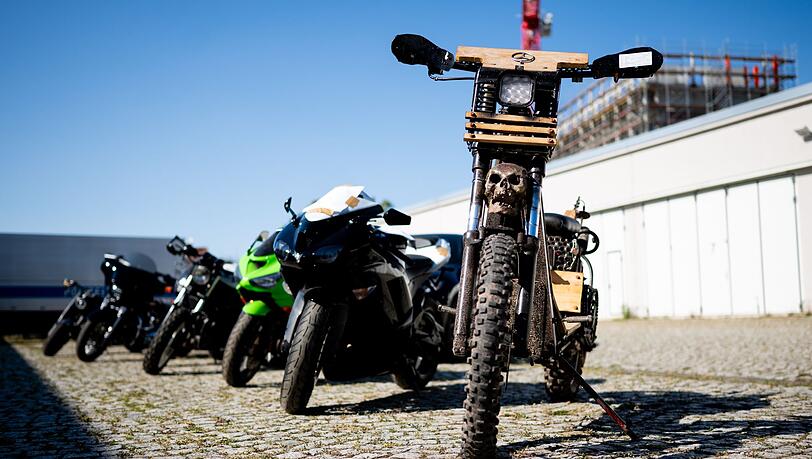 Bei Durchsuchungen im Rocker-Milieu hat die Polizei zehn Motorräder sichergestellt.