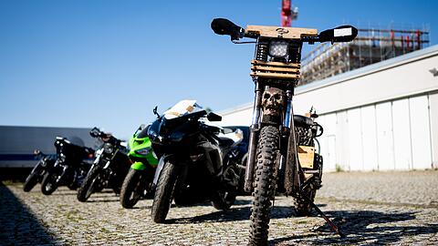 Bei Durchsuchungen im Rocker-Milieu hat die Polizei zehn Motorräder sichergestellt.