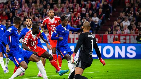 Ein Eigentor von Trevoh Chalobah (2.v.r.) bringt die Bayern in Führung.