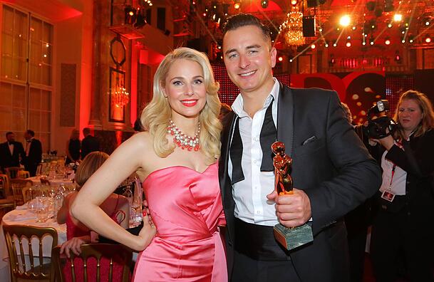 Andreas Gabalier und seine Ex-Partnerin Silvia Schneider im April 2017. Wer heute seine Freundin ist, hält der Musiker geheim. Andreas Gabalier und seine Ex-Partnerin Silvia Schneider im April 2017. Wer heute seine Freundin ist, hält der Musiker geheim.