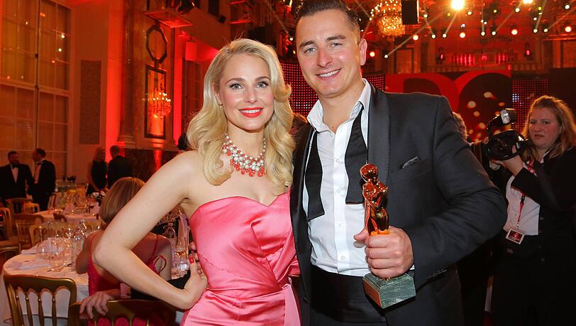 Andreas Gabalier und seine Ex-Partnerin Silvia Schneider im April 2017. Wer heute seine Freundin ist, hält der Musiker geheim. Andreas Gabalier und seine Ex-Partnerin Silvia Schneider im April 2017. Wer heute seine Freundin ist, hält der Musiker geheim.