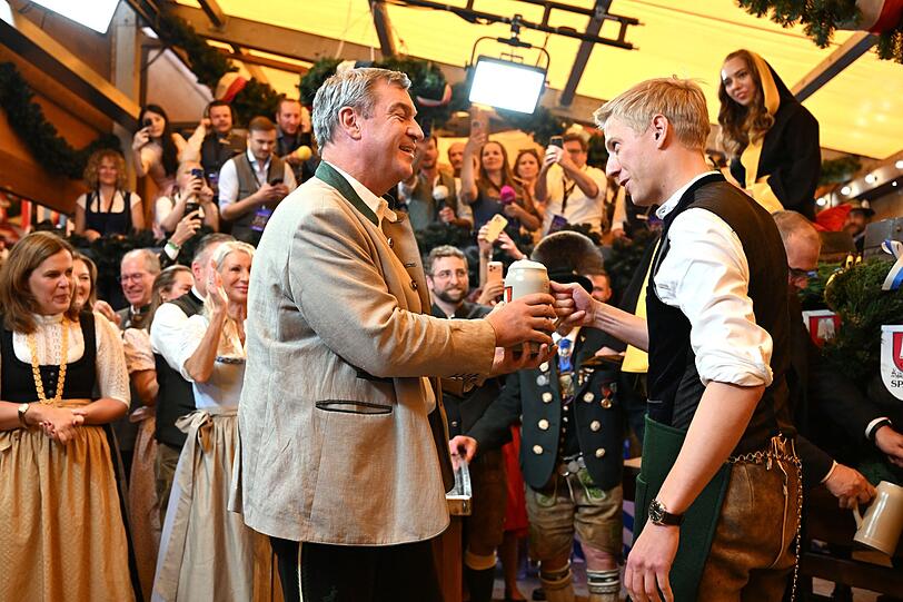 Die erste Maß bekam traditionell der bayerische Ministerpräsident. Die erste Maß bekam traditionell der bayerische Ministerpräsident.