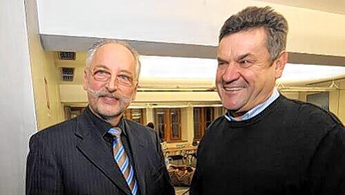 CSU-Vize Kilian Sender (re.) begrüßt Siggi Schneider. CSU-Vize Kilian Sender (re.) begrüßt Siggi Schneider.