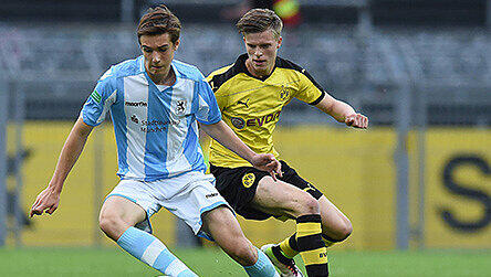 Florian Neuhaus vom TSV 1860 im Zweikampf mit Felix Passlack von Borussia Dortmund (rechts). Florian Neuhaus vom TSV 1860 im Zweikampf mit Felix Passlack von Borussia Dortmund (rechts).
