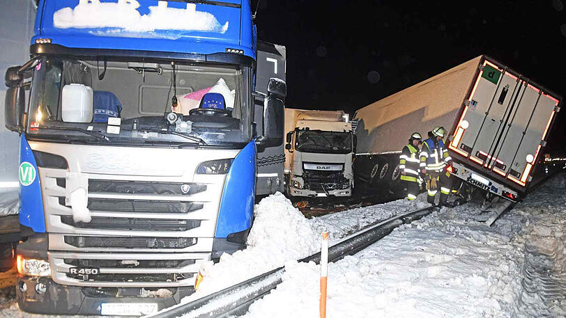 Fünf kollidierte Sattelschlepper blockieren die A 8 Richtung München.