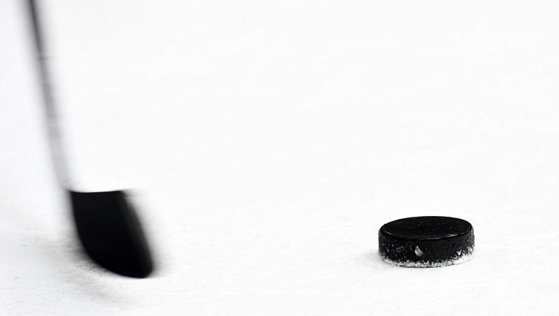 Ein Puck und ein Eishockeyschläger. Foto: Tobias Hase/dpa/Archivbild Ein Puck und ein Eishockeyschläger. Foto: Tobias Hase/dpa/Archivbild