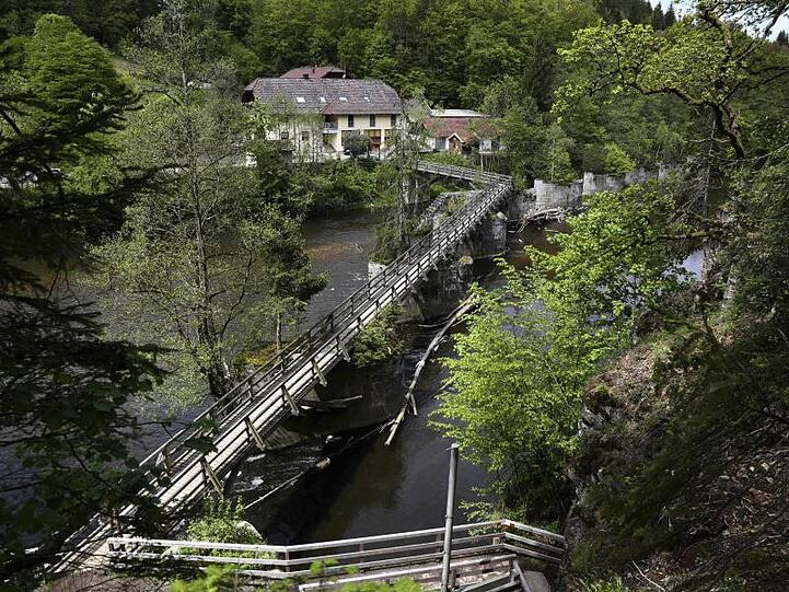 Blick auf die Pension an der Ilz. Zwei Tage nach dem Fund von drei Leichen in der Pension in Passau wurde weitere Leichen in Niedersachsen entdeckt.
