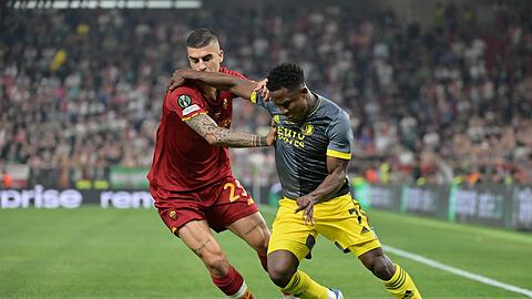 Feyenoords Luis Sinisterra (r) im Zweikampf mit Gianluca Mancini von der AS Rom.