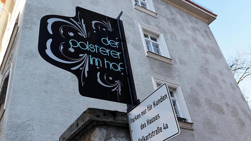 Das Schild vom Polsterer im Hof. Hier ist Werkstattbetrieb seit den 50er Jahren – ganz in der Nähe vom Rotkreuzplatz. Das Schild vom Polsterer im Hof. Hier ist Werkstattbetrieb seit den 50er Jahren – ganz in der Nähe vom Rotkreuzplatz.