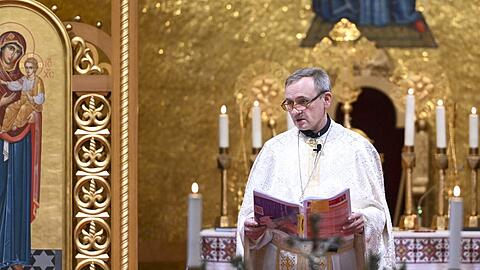 Pfarrer Wolodymyr Viitovitch während einer Sonntagsmesse im Dezember.