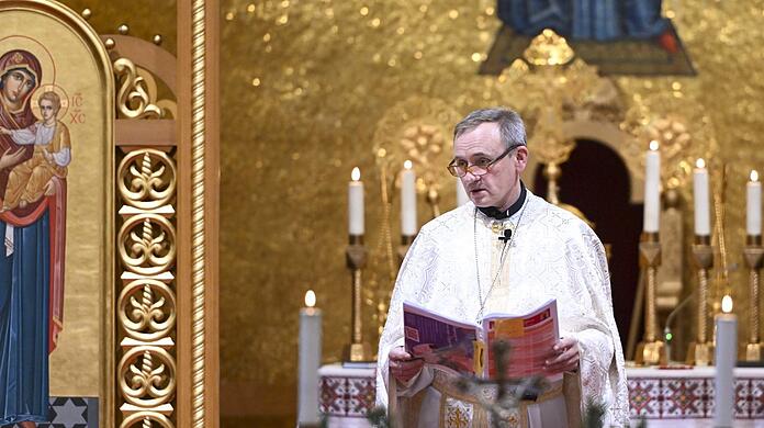 Pfarrer Wolodymyr Viitovitch während einer Sonntagsmesse im Dezember.