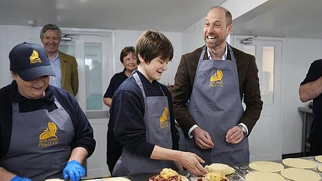 Prinz William hatte beim Pasteten-Backen sichtlich Spa&szlig;.