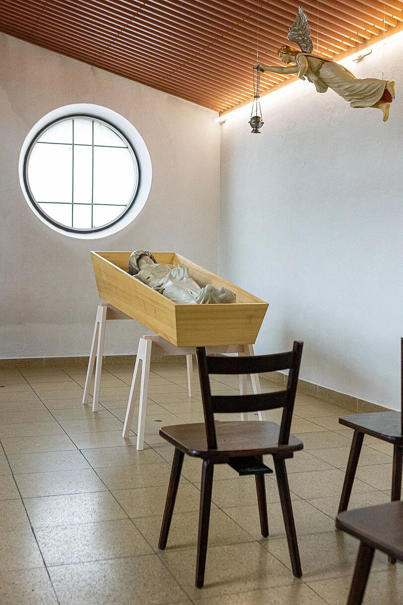 Modern, puristisch, schlicht ist das Heilige Grab in St. Andreas in der Zenettistra&szlig;e.