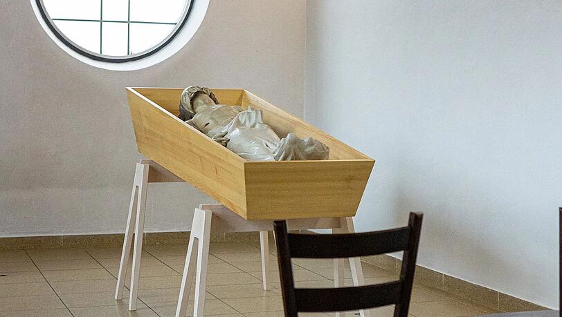 Modern, puristisch, schlicht ist das Heilige Grab in St. Andreas in der Zenettistra&szlig;e.