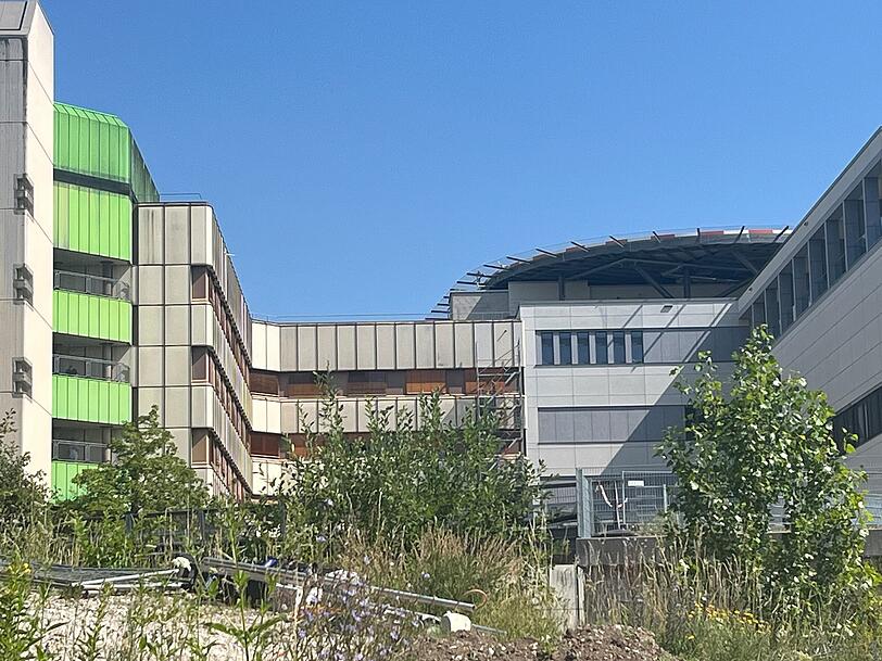 Links der Neubau der Klinik Bogenhausen. Hier sind auch die neuen OP-Säle. Links der Neubau der Klinik Bogenhausen. Hier sind auch die neuen OP-Säle.