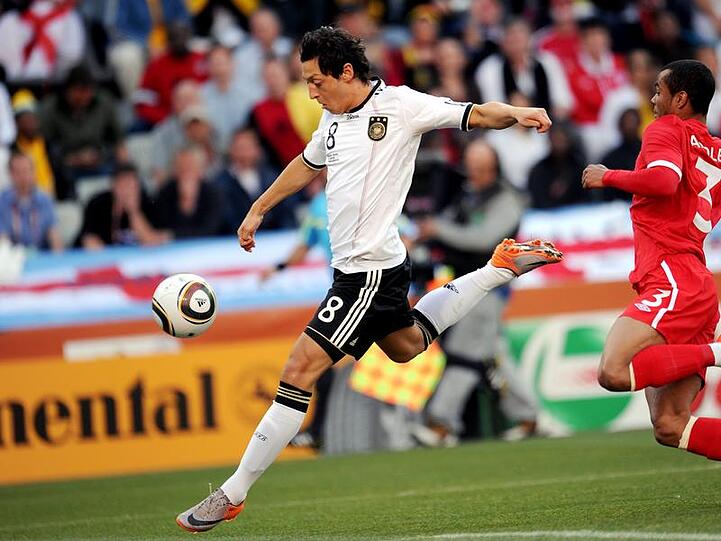 [GRUNDTEXT][INTERV-TEXT][BU]&bdquo;Der Pass in die Tiefe, die Tempodribblings, das sind meine Stärken&ldquo;: Mesut Özil.