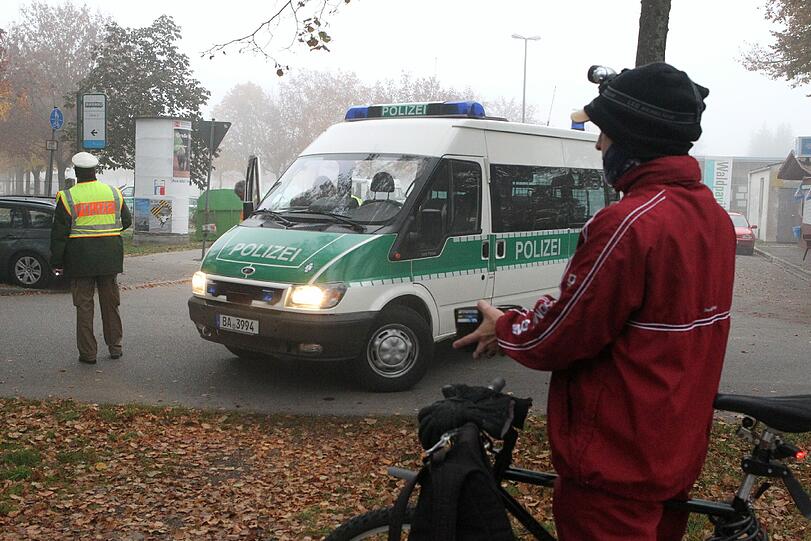 Über 100 Beamte sind in Augsburg im Einsatz und fahnden nach den Tätern...