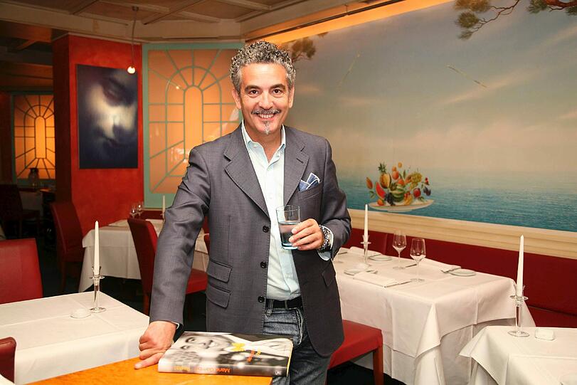 Sein Restaurant &bdquo;Acquarello&ldquo; zählt die Feinschmeckerbibel Gault Millau zu den 100 besten der Welt. Der charismatische Chef, Küchenkünstler Mario Gamba, verteidigt Jahr für Jahr seinen Michelin- Stern. Er kennt sich nicht nur in der italienischen Küche perfekt aus: ein Top-Jury-Mitglied für das Thema &bdquo;Urlaubsküche&ldquo;.