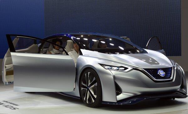 Nach allen Seiten gehen die Türen des Nissan IDS Concept auf.