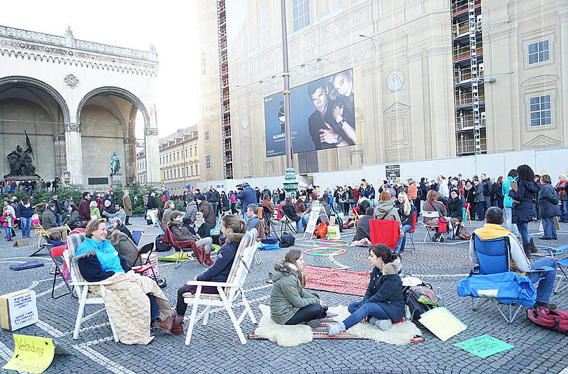Augenkontakt und Umarmungen auf dem Odeonsplatz: Die Bilder von der Aktion am Sonntag.