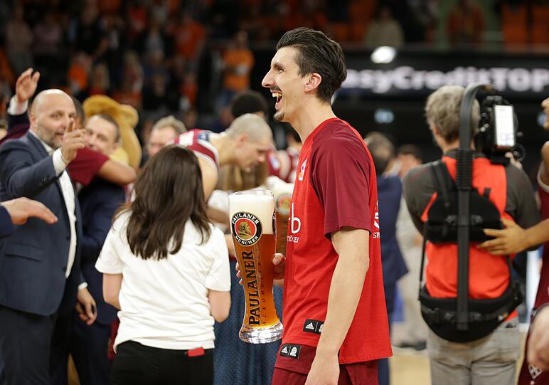 Die Basketballer des FC Bayern feiern ihren ersten Pokalsieg seit einem halben Jahrhundert! Die besten Bilder der feucht-fröhlichen Party...
