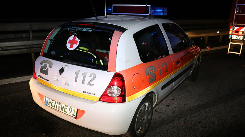 Der weiße Wagen war unbeleuchtet auf dem rechten Fahrstreifen unterwegs. Ein anderer Autofahrer sah ihn zu spät und krachte hinein.