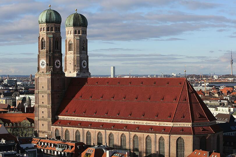 Solche Fotos wird es erstmal nicht mehr geben: beide Türme der Frauenkirche ohne Gerüst.