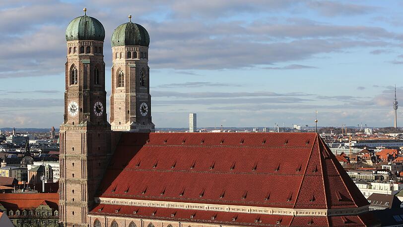 Solche Fotos wird es erstmal nicht mehr geben: beide Türme der Frauenkirche ohne Gerüst. Solche Fotos wird es erstmal nicht mehr geben: beide Türme der Frauenkirche ohne Gerüst.