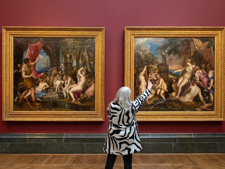 Die Gemälde "Diana und Actaeon" (l) und "Diana und Callisto" in der Ausstellung "Titian: Love, Desire, Death" (Tizian: Liebe, Verlangen, Tod) in der National Gallery.