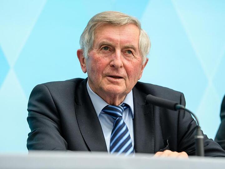 Alois Glück (CSU), Leiter des Runden Tischs und ehemaliger Landtagspräsident im Bayerischen Landtag, spricht. Foto: Matthias Balk