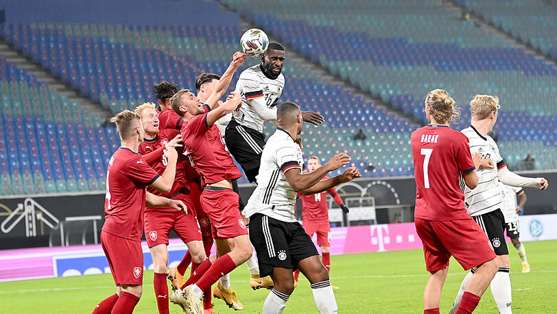 Antonio Rüdiger (oben M) von Deutschland springt zum Ball. Antonio Rüdiger (oben M) von Deutschland springt zum Ball.