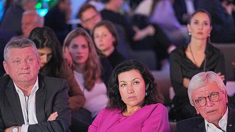 Die Unions-Politiker Volker Bouffier (v.r.), Dorothee Bär und Hermann Gröhe verfolgen das Triell.