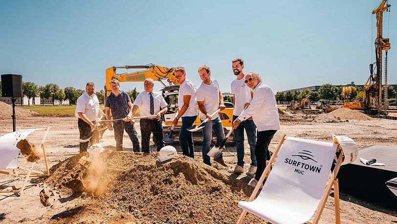 Alle bereit zum Spatenstich (v.l.): Alexander Mademann (Wirtschaftsförderung, Munich Airport Business Park), Dr. Marcus Mey (Gemeinderat Halbergmoos), Josef Niedermair (Bürgermeister Halbergmoos), Chris Boehm-Tettelbach (Surftown), Jonas Boehm-Tettelbach (Surftown), Michi Mohr (Surftown), Stefan Maisch (Architekt). Alle bereit zum Spatenstich (v.l.): Alexander Mademann (Wirtschaftsförderung, Munich Airport Business Park), Dr. Marcus Mey (Gemeinderat Halbergmoos), Josef Niedermair (Bürgermeister Halbergmoos), Chris Boehm-Tettelbach (Surftown), Jonas Boehm-Tettelbach (Surftown), Michi Mohr (Surftown), Stefan Maisch (Architekt).