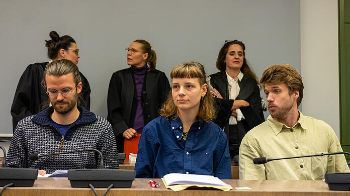 Die Staatsanwaltschaft wirft den Klimaaktivisten Nötigung in zwei Fällen vor.