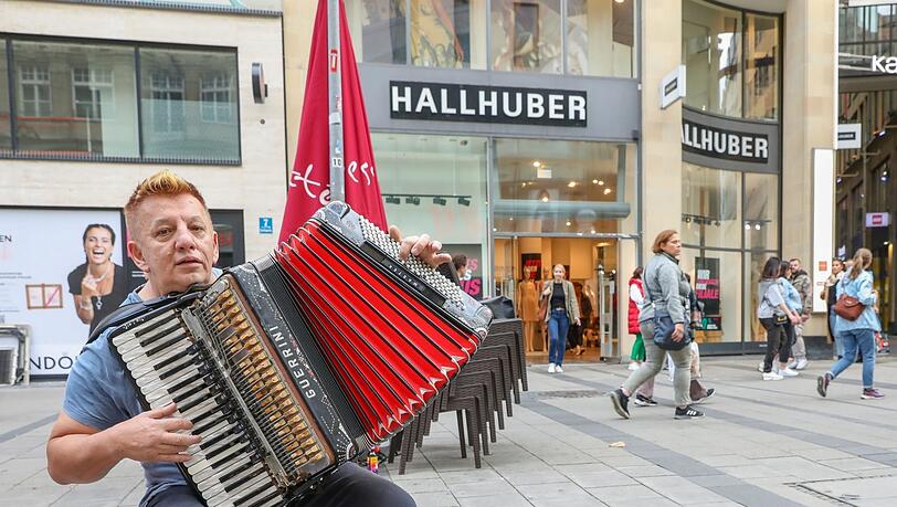 Abgesang in der Fußgängerzone: Ivan Hajek spielt auf seinem Akkordeon sein trauriges Stück "Orion" genau vor dem Hallhuber-Laden. Abgesang in der Fußgängerzone: Ivan Hajek spielt auf seinem Akkordeon sein trauriges Stück "Orion" genau vor dem Hallhuber-Laden.