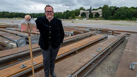 Wiesenchef Clemens Baumgärtner (CSU) besucht zum Aufbaustart das Festgelände
