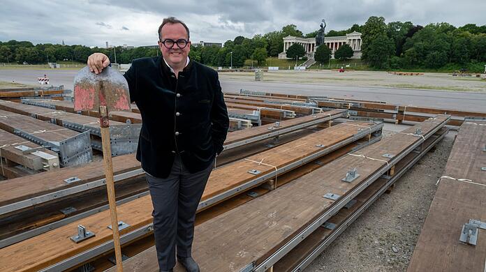 Wiesenchef Clemens Baumgärtner (CSU) besucht zum Aufbaustart das Festgelände