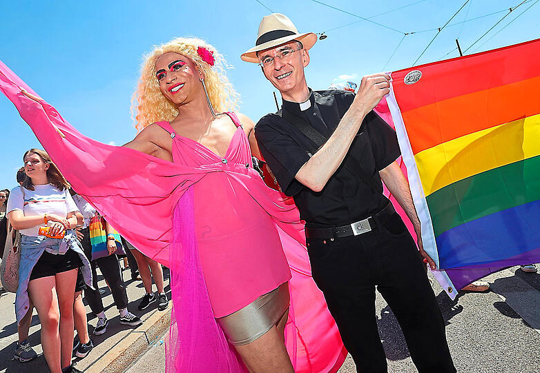 Hier ist Wolfgang Rothe im Jahr 2022 bei der CSD-Parade in München zu sehen - deutlich erkennbar als katholischer Priester.