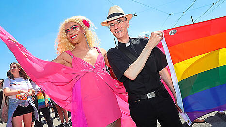 Hier ist Wolfgang Rothe im Jahr 2022 bei der CSD-Parade in München zu sehen - deutlich erkennbar als katholischer Priester.