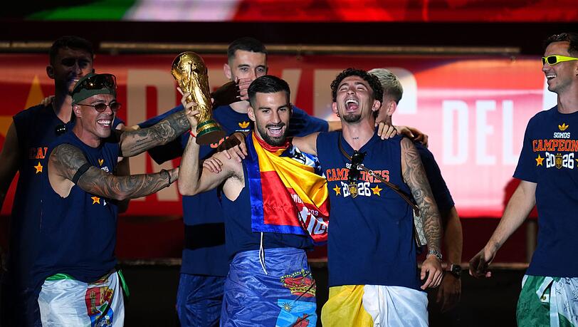 Mit überschwänglicher Freude feierten die frisch gekrönten Weltmeister mit mehr als 100.000 Fans auf dem Cibeles-Platz in Madrid und reckten stolz den WM-Pokal in die Höhe. Mit überschwänglicher Freude feierten die frisch gekrönten Weltmeister mit mehr als 100.000 Fans auf dem Cibeles-Platz in Madrid und reckten stolz den WM-Pokal in die Höhe.