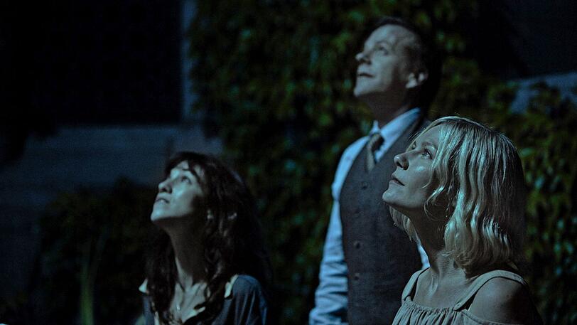 Claire (Charlotte Gainsbourg, links), ihr Mann John (Kiefer Sutherland) und ihre Schwester Justine (Kirsten Dunst) sehen dem Ende entgegen. Es n&auml;hert sich in Form eines Planeten.